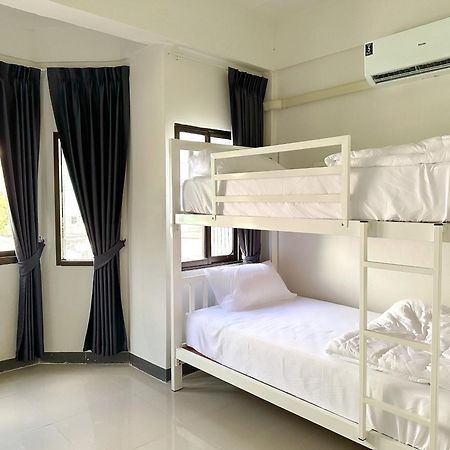 Montana Hotel & Hostel Phuket Karon Bagian luar foto
