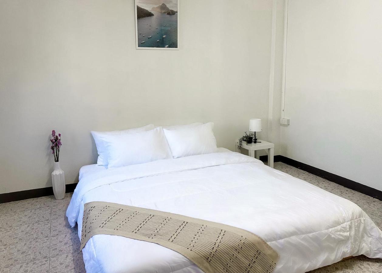 Montana Hotel & Hostel Phuket Karon Bagian luar foto