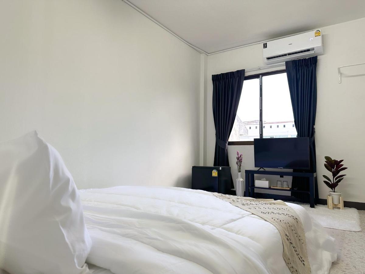 Montana Hotel & Hostel Phuket Karon Bagian luar foto