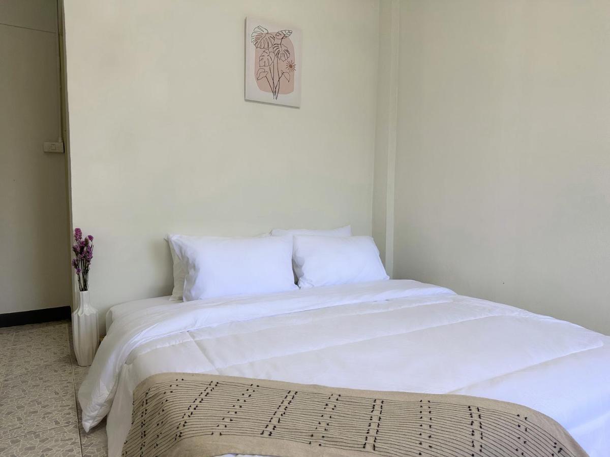Montana Hotel & Hostel Phuket Karon Bagian luar foto