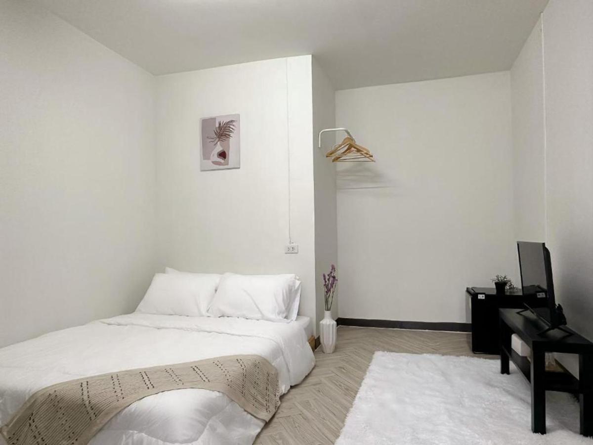 Montana Hotel & Hostel Phuket Karon Bagian luar foto