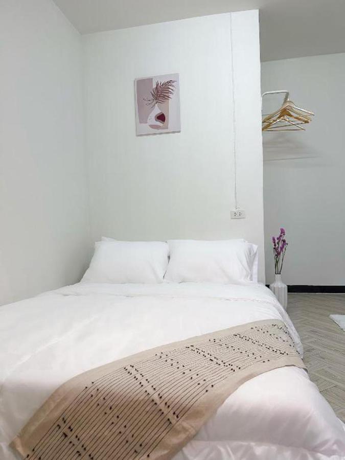 Montana Hotel & Hostel Phuket Karon Bagian luar foto