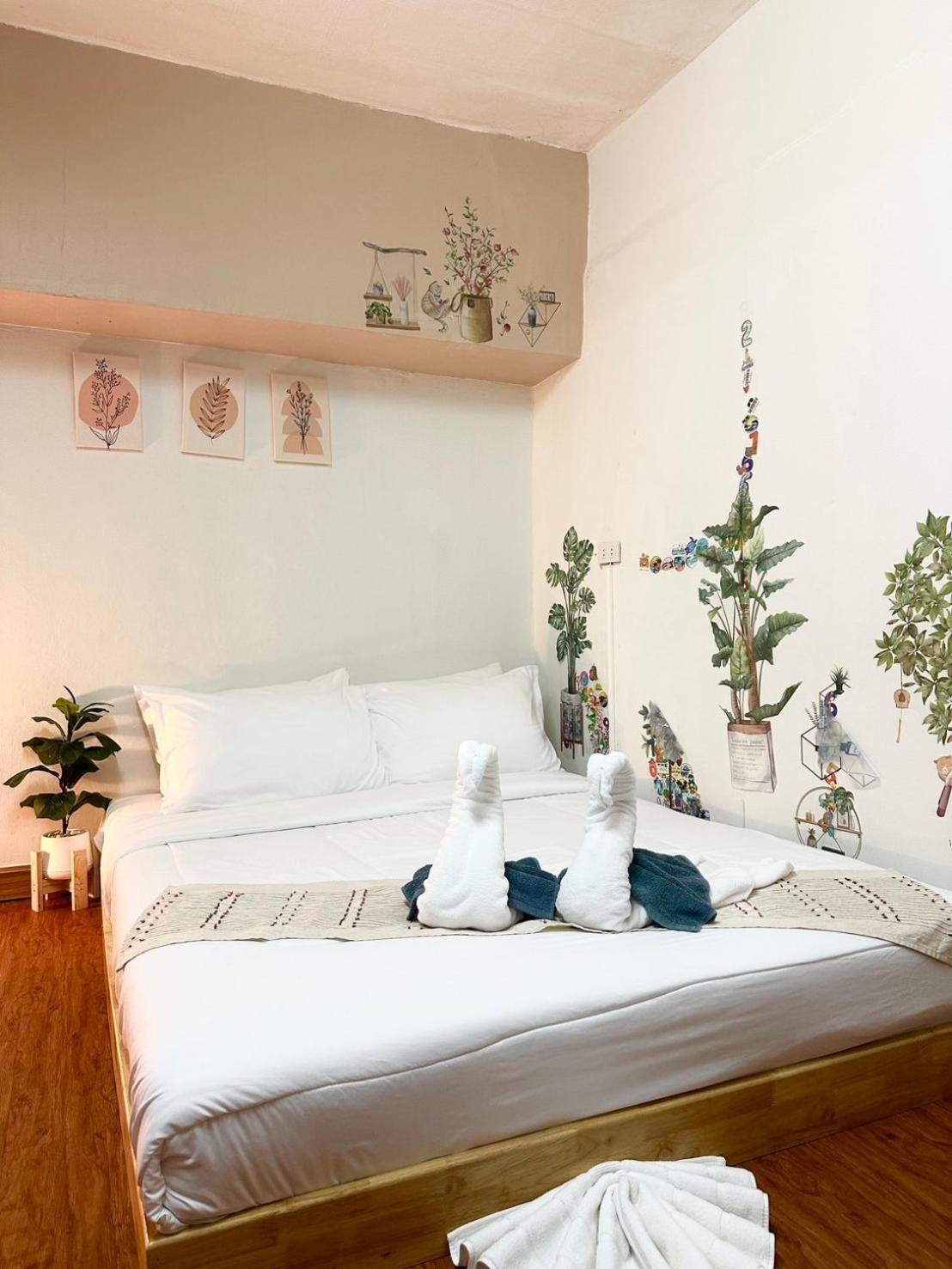 Montana Hotel & Hostel Phuket Karon Bagian luar foto