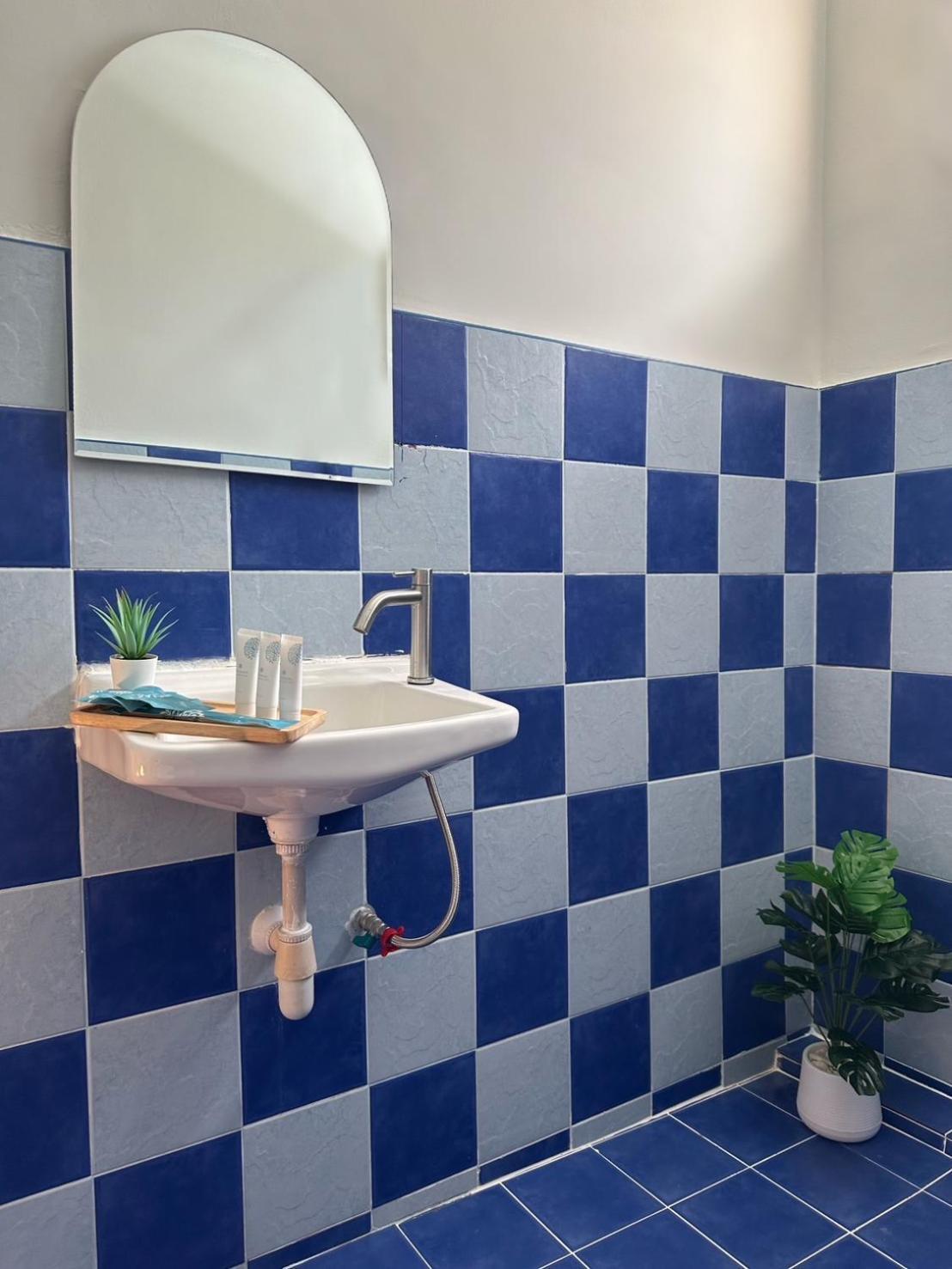 Montana Hotel & Hostel Phuket Karon Bagian luar foto