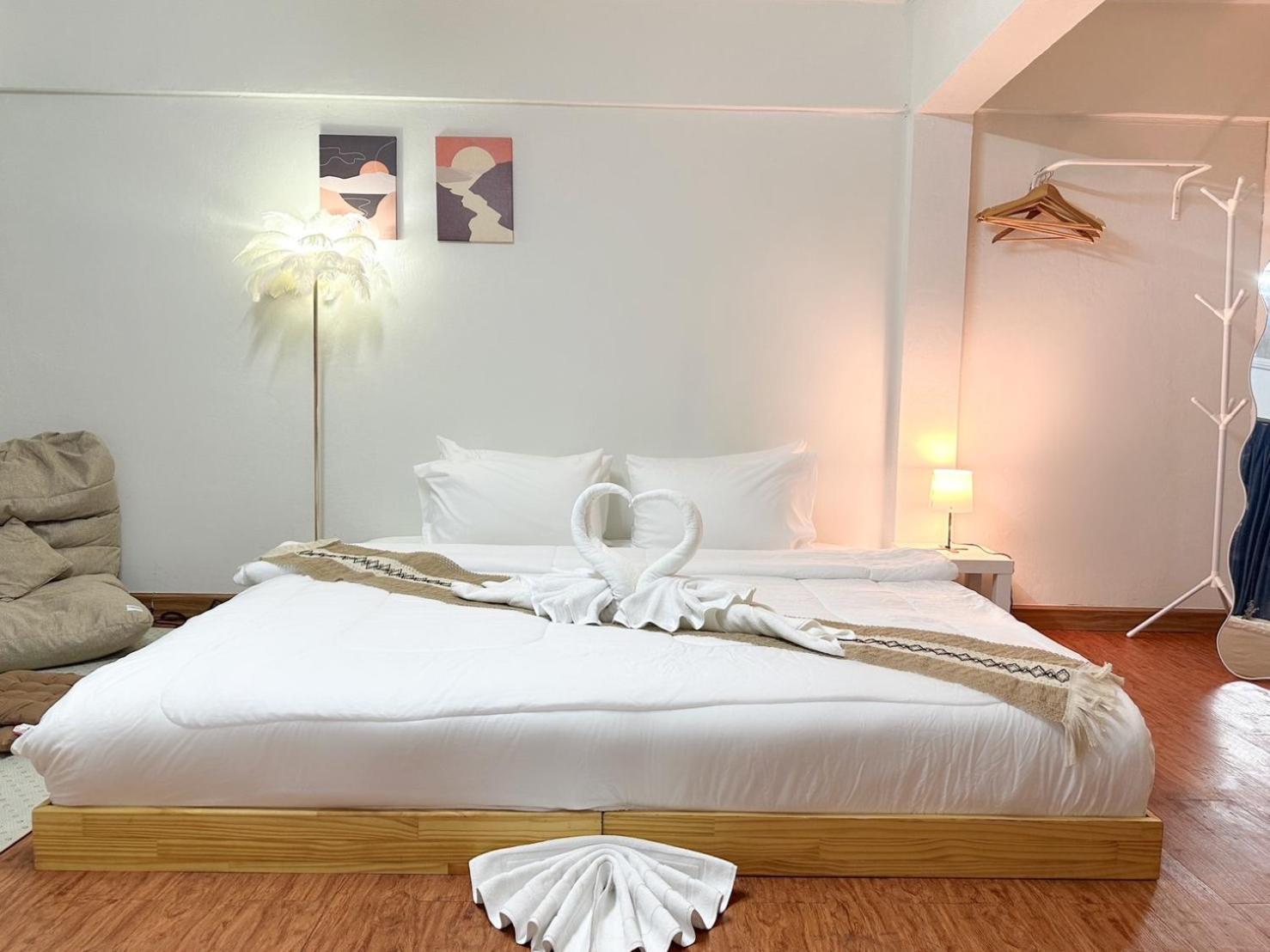 Montana Hotel & Hostel Phuket Karon Bagian luar foto