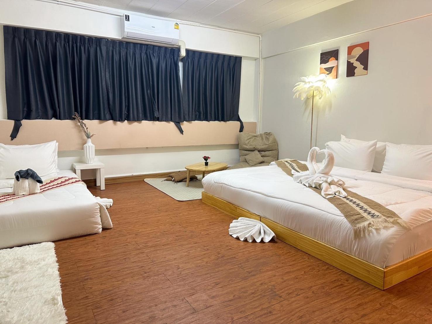 Montana Hotel & Hostel Phuket Karon Bagian luar foto