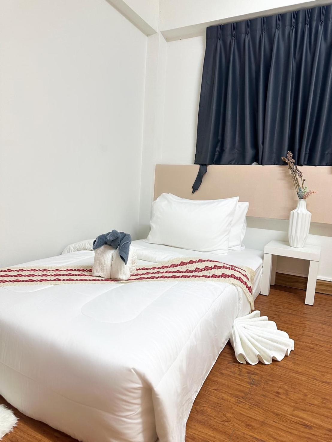 Montana Hotel & Hostel Phuket Karon Bagian luar foto