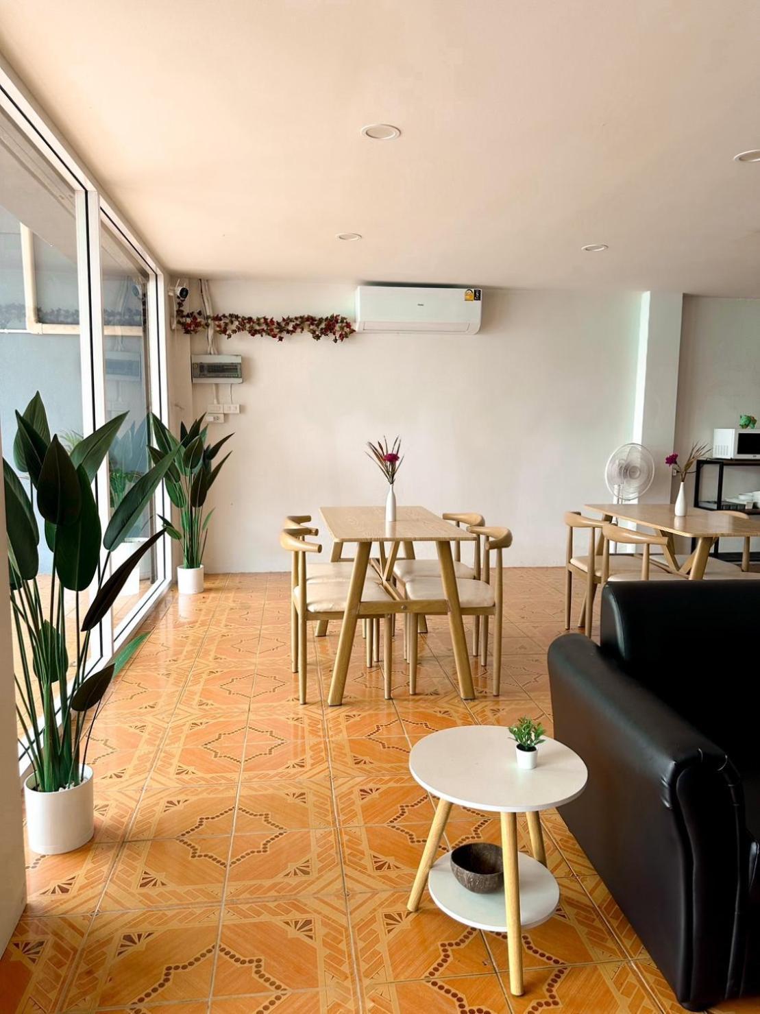 Montana Hotel & Hostel Phuket Karon Bagian luar foto