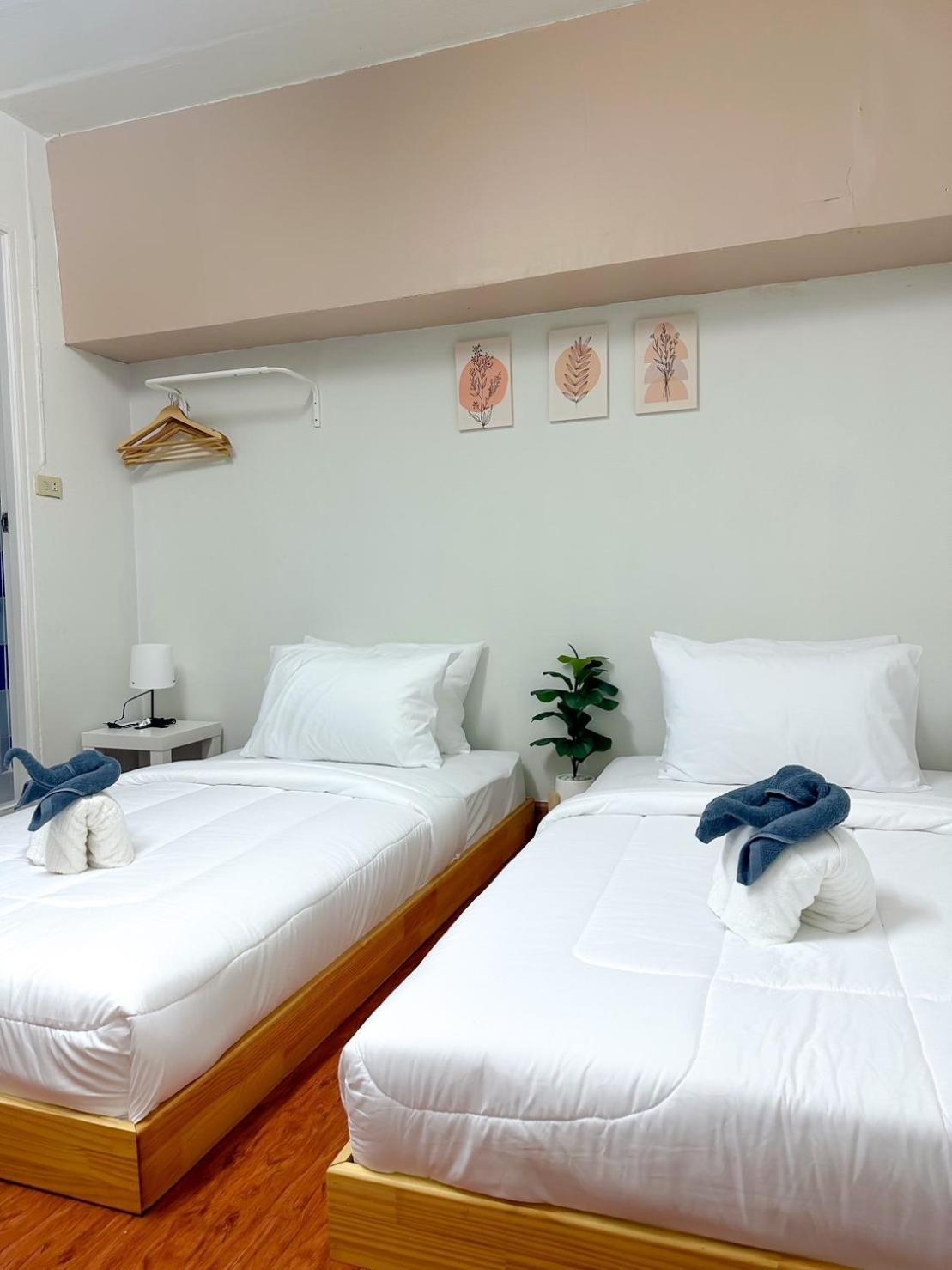 Montana Hotel & Hostel Phuket Karon Bagian luar foto