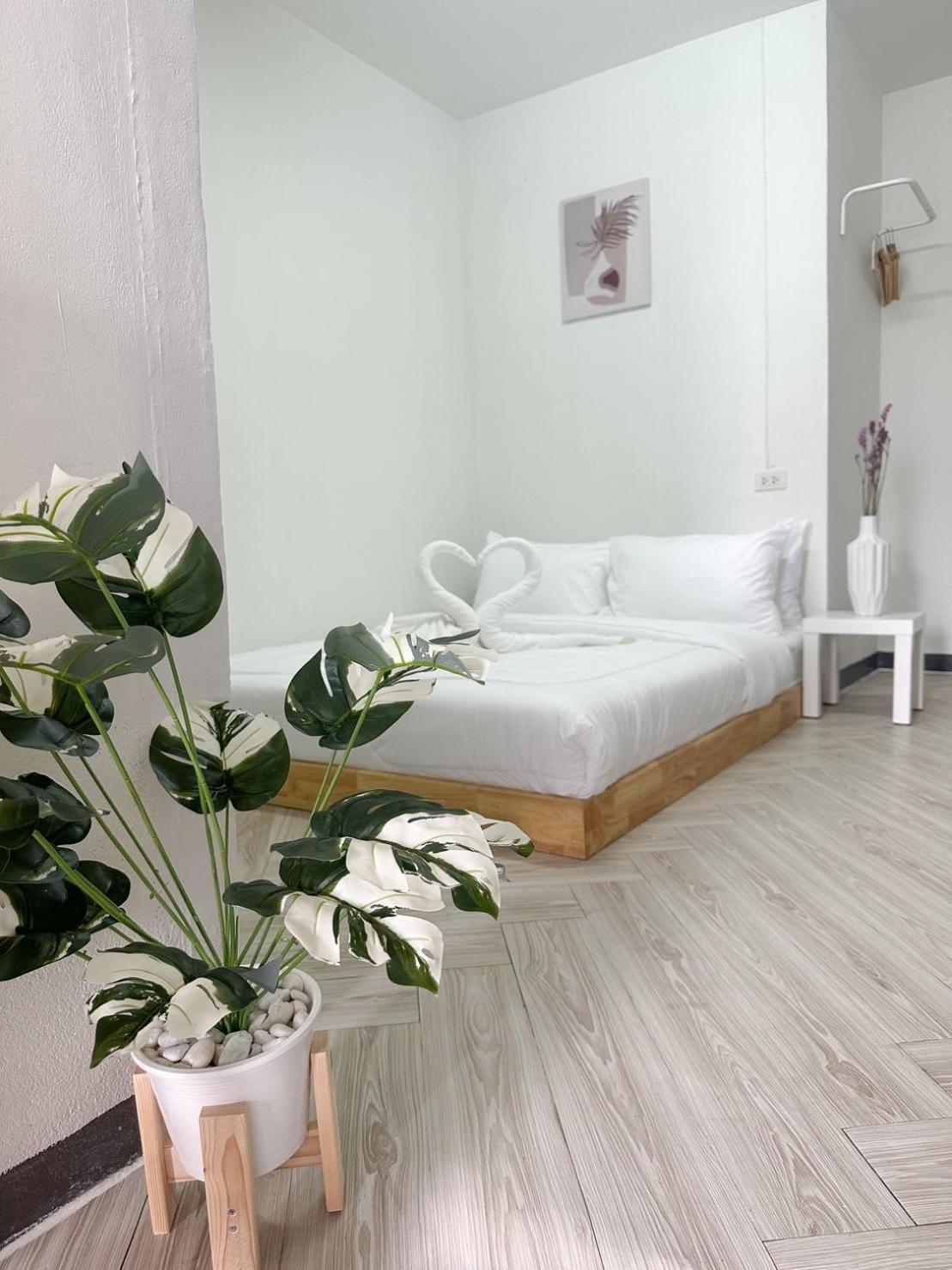 Montana Hotel & Hostel Phuket Karon Bagian luar foto