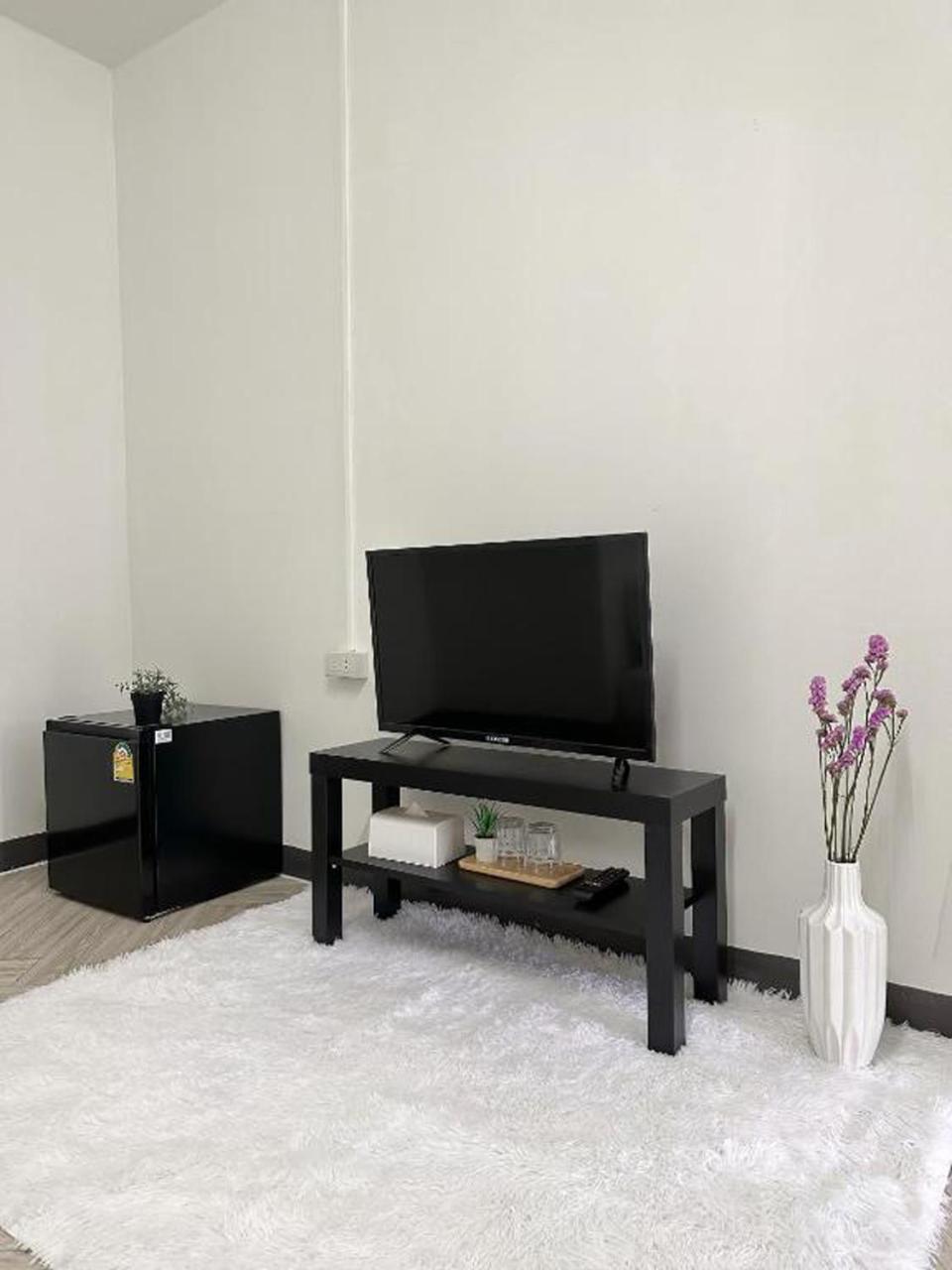 Montana Hotel & Hostel Phuket Karon Bagian luar foto