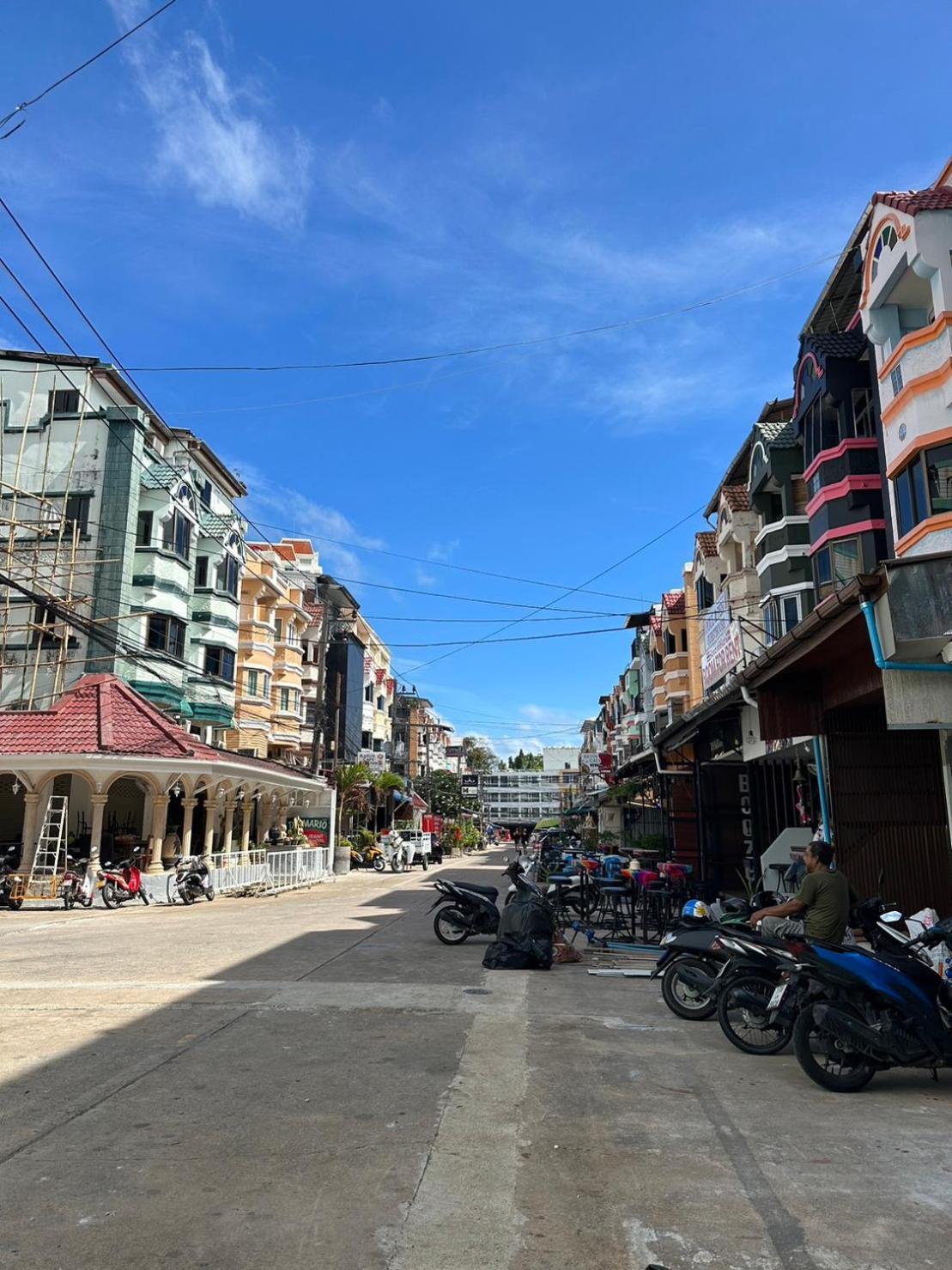 Montana Hotel & Hostel Phuket Karon Bagian luar foto