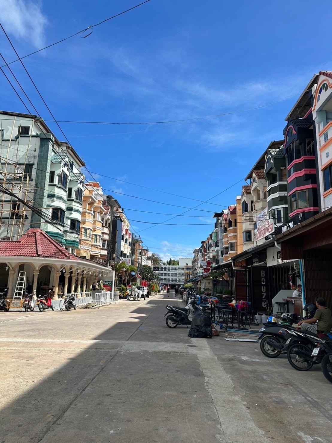 Montana Hotel & Hostel Phuket Karon Bagian luar foto