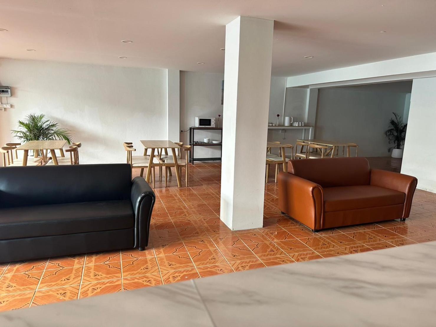 Montana Hotel & Hostel Phuket Karon Bagian luar foto