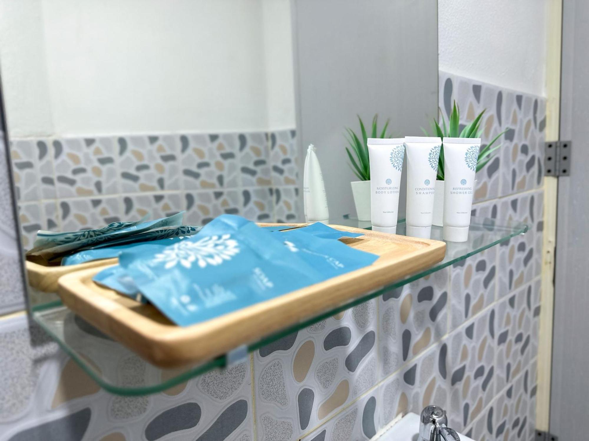 Montana Hotel & Hostel Phuket Karon Bagian luar foto